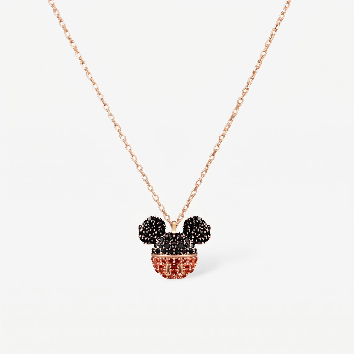 Berlin Mickey Mouse kolye ucu yakın çekim: siyah ve kırmızı zirkon taşlı figür, 14 ayar rose gold kaplama 925 ayar gümüş zincir