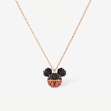 Berlin Mickey Mouse kolye ucu yakın çekim: siyah ve kırmızı zirkon taşlı figür, 14 ayar rose gold kaplama 925 ayar gümüş zincir